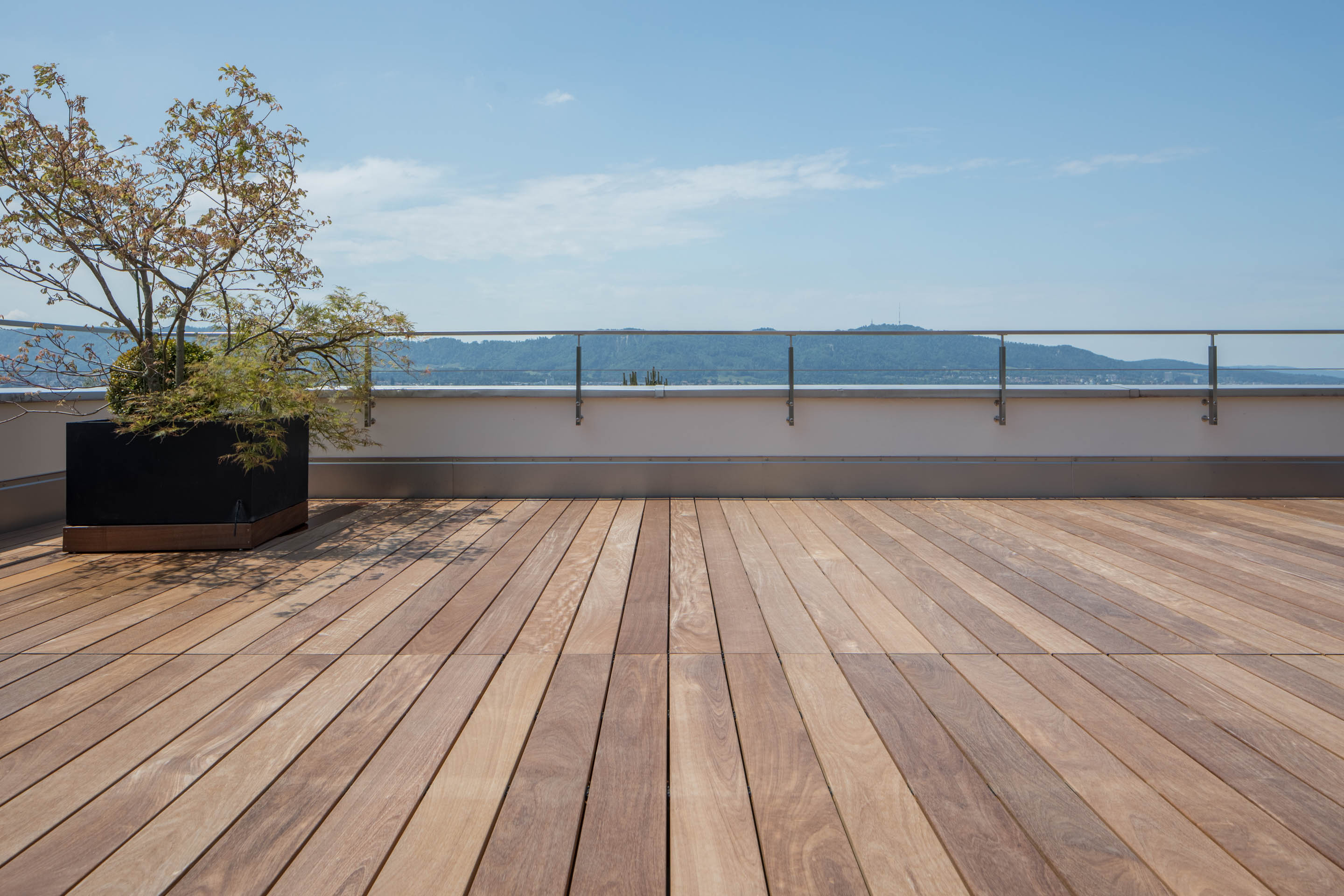 PRIVATE FLAT AT THE LAKE | Wooden decking boards Ipé invisible fixed