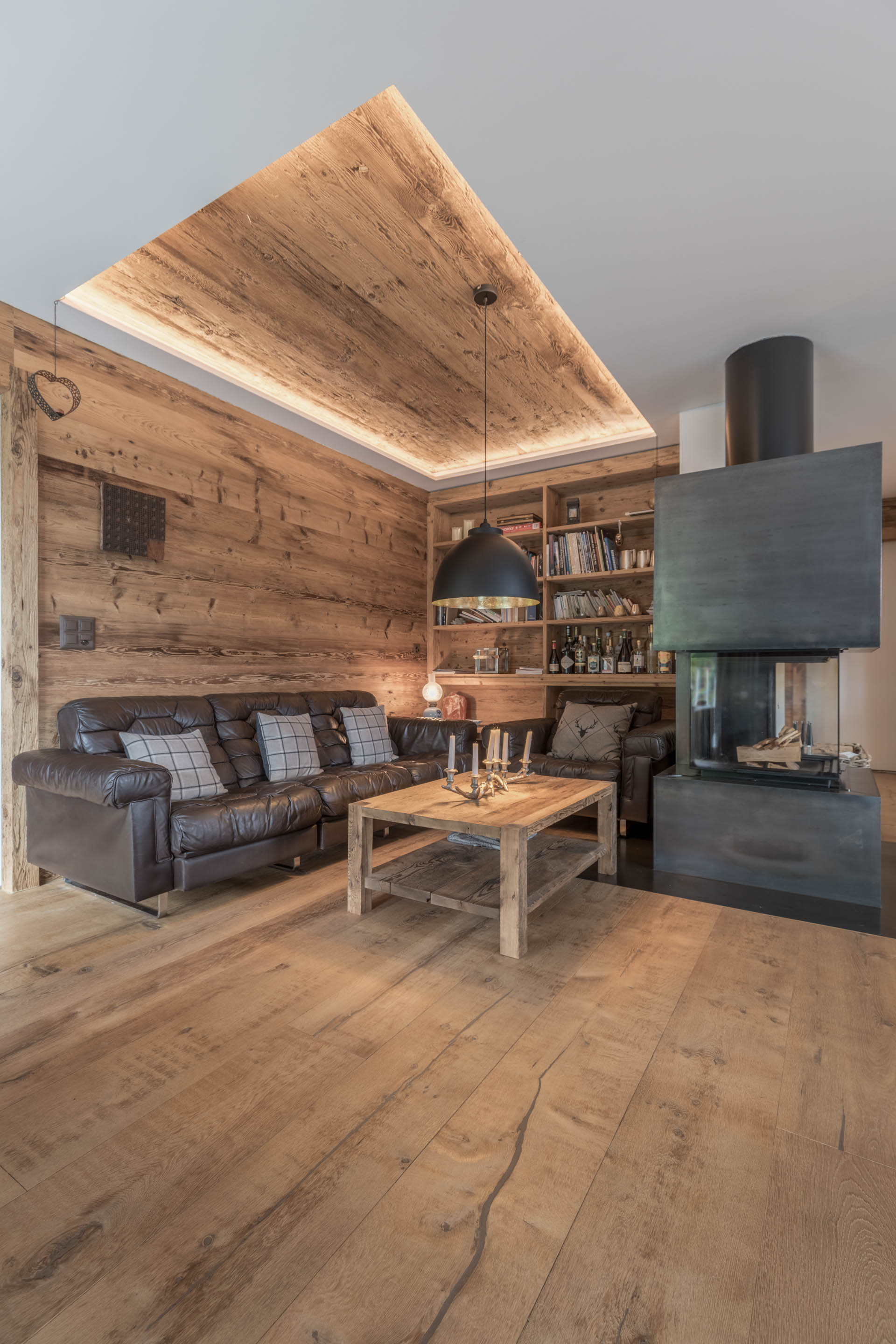 PRIVATE ALPINE STYLE APPARTMENT |  Parquet collection "Fuerstliche Maxi-Diele" steamed oak air dried surface color 009 as well as 3-layer panels reclaimed spruce/fir/pine type 1G brushed and 3-layer wall panels reclaimed spruce/fir/pine type 2B chopped slightly brushed